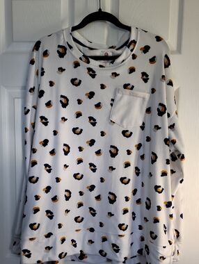 Women’s White Leopard Print Pullover Sweatshirt with Pocket